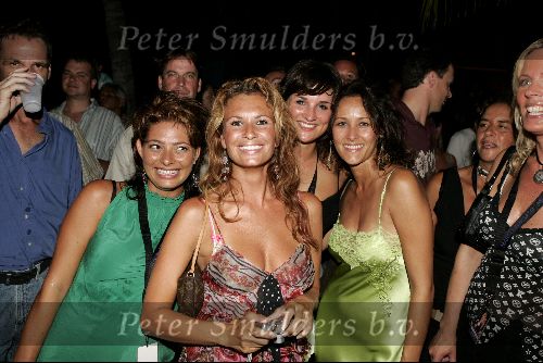 Curacao 13 augustus 2004
Marco Borsato optreden op Mambo Beach.Lieke v Lexmond en Leontine Borsato