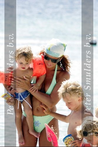 Curacao 16 Augustus 2004
Marco Borsato met Senna Luca Jada en Leontine Borsato op het strand