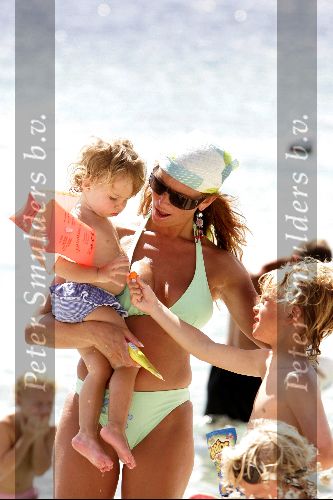Curacao 16 Augustus 2004
Marco Borsato met Senna Luca Jada en Leontine Borsato op het strand