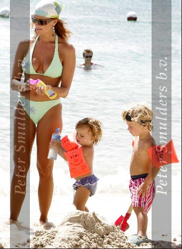 Curacao 16 Augustus 2004
Marco Borsato met Senna Luca Jada en Leontine Borsato op het strand