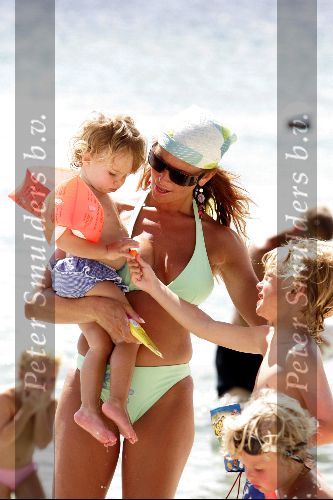 Curacao 16 Augustus 2004
Marco Borsato met Senna Luca Jada en Leontine Borsato op het strand