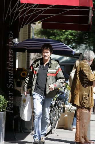 Amsterdam 28 augustus 2004
Marc Klein Essink boodschappen doen op de Cornelis Schuytstraat