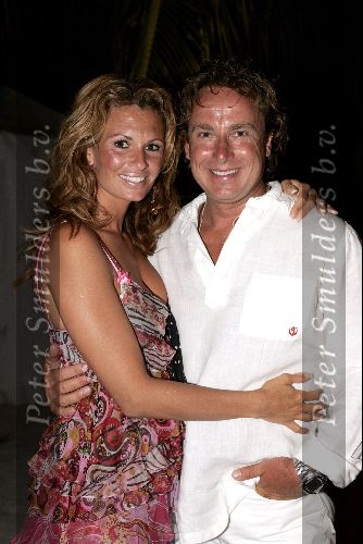 Curacao 13 augustus 2004
Marco Borsato met Leontine borsato op Mambo Beach.