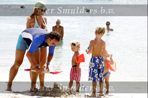 Curacao 16 Augustus 2004
Marco Borsato met Senna Luca Jada en Leontine Borsato op het strand