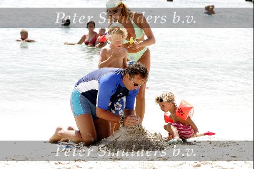 Curacao 16 Augustus 2004
Marco Borsato met Senna Luca Jada en Leontine Borsato op het strand