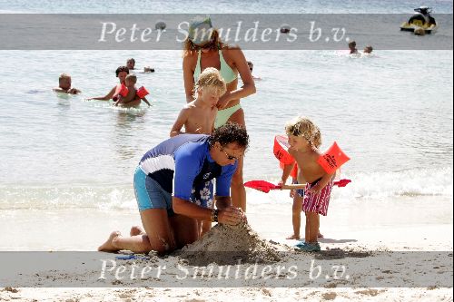 Curacao 16 Augustus 2004
Marco Borsato met Senna Luca Jada en Leontine Borsato op het strand