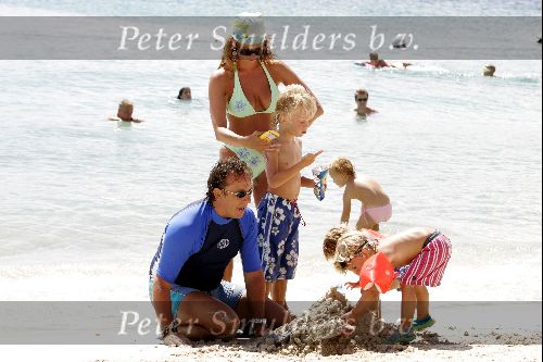Curacao 16 Augustus 2004
Marco Borsato met Senna Luca Jada en Leontine Borsato op het strand
