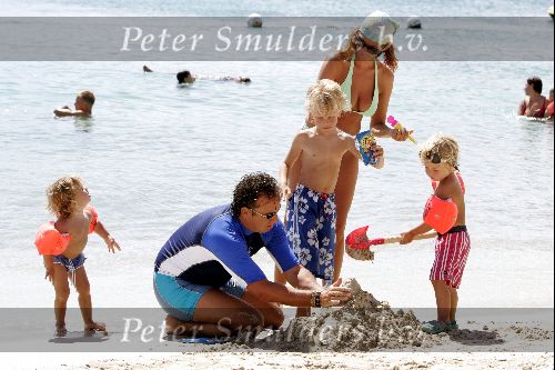 Curacao 16 Augustus 2004
Marco Borsato met Senna Luca Jada en Leontine Borsato op het strand