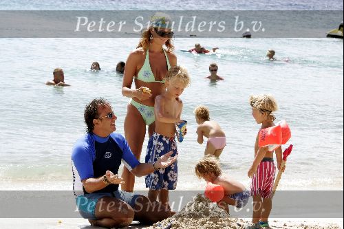 Curacao 16 Augustus 2004
Marco Borsato met Senna Luca Jada en Leontine Borsato op het strand