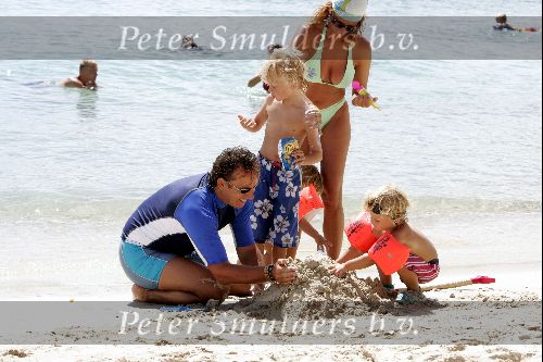 Curacao 16 Augustus 2004
Marco Borsato met Senna Luca Jada en Leontine Borsato op het strand