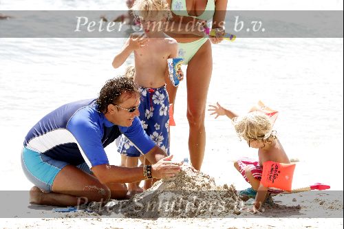 Curacao 16 Augustus 2004
Marco Borsato met Senna Luca Jada en Leontine Borsato op het strand