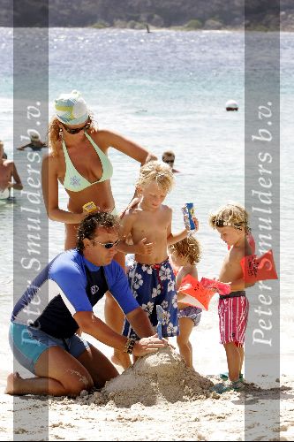 Curacao 16 Augustus 2004
Marco Borsato met Senna Luca Jada en Leontine Borsato op het strand