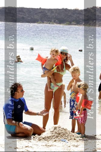 Curacao 16 Augustus 2004
Marco Borsato met Senna Luca Jada en Leontine Borsato op het strand