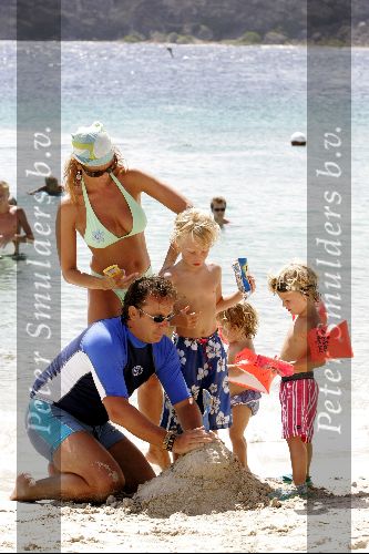 Curacao 16 Augustus 2004
Marco Borsato met Senna Luca Jada en Leontine Borsato op het strand