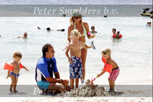 Curacao 16 Augustus 2004
Marco Borsato met Senna Luca Jada en Leontine Borsato op het strand