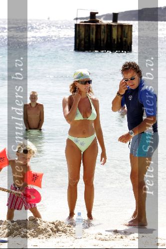 Curacao 16 Augustus 2004
Marco Borsato met Senna Luca Jada en Leontine Borsato op het strand