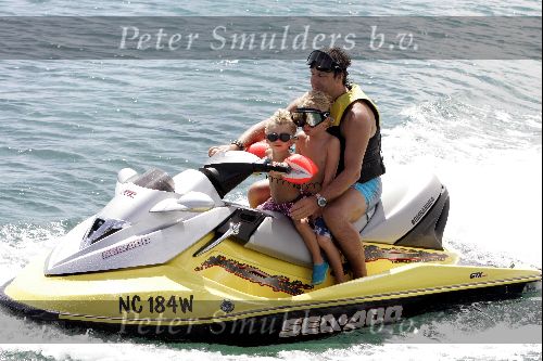 Curacao 16 Augustus 2004
Marco Borsato   met Senna en Luca op jetski