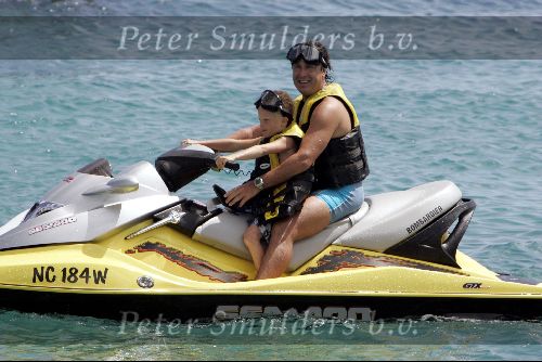Curacao 16 Augustus 2004
Marco Borsato   met Senna en Luca op jetski