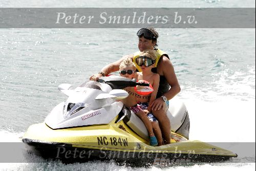 Curacao 16 Augustus 2004
Marco Borsato   met Senna en Luca op jetski
