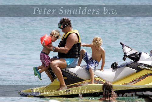 Curacao 16 Augustus 2004
Marco Borsato   met Senna en Luca  Borsato op jetski