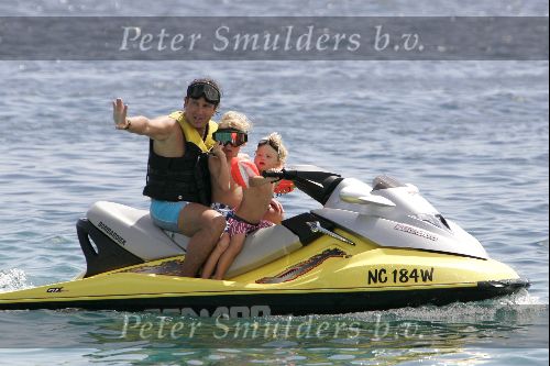 Curacao 16 Augustus 2004
Marco Borsato   met Senna en Luca op jetski