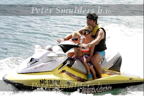 Curacao 16 Augustus 2004
Marco Borsato   met Senna en Luca op jetski
