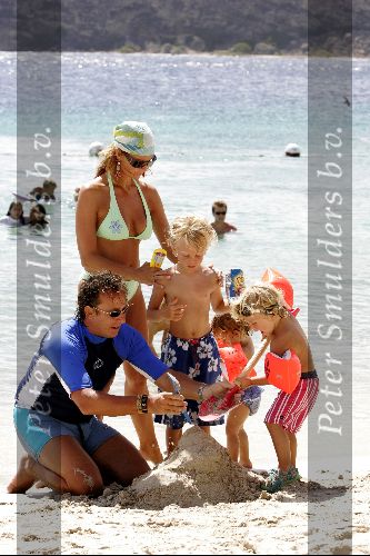 Curacao 16 Augustus 2004
Marco Borsato met Senna Luca Jada en Leontine Borsato op het strand