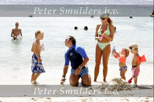 Curacao 16 Augustus 2004
Marco Borsato met Senna Luca Jada en Leontine Borsato op het strand