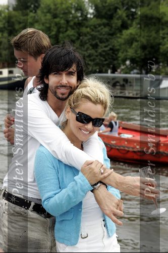 Amsterdam 7 augustus 2004
Gay parade SBS boot in Amsterdam.
Tatjana met Mari v d Ven