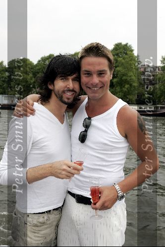 Amsterdam 7 augustus 2004
Gay parade SBS boot in Amsterdam.
Eloy de Jong met Mari v d Ven met tatoeage