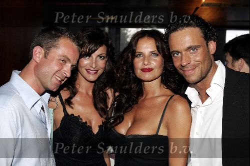 Amsterdam 25 augustus 2004
Presentatie nieuwe blad Zuid .
Bachelor Roderick Irene van der Laar Mariska Hulscher en Bachelor Peter Paul Hollink. makelaarskantoor mdm aan de maas in rotterdam bij erasmusbrug