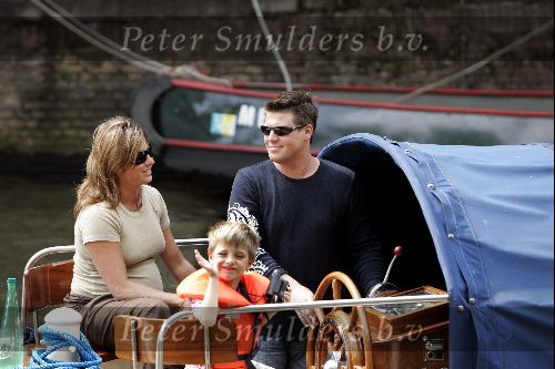 Amsterdam 1 augustus 2004
Martijn Krabbe met Amanda (zwanger) en Bikkel op sloep varen  in de grachten van Amsterdam