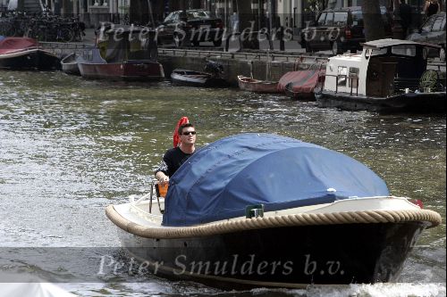 Amsterdam 1 augustus 2004
Martijn Krabbe met Amanda (zwanger) en Bikkel op sloep varen  in de grachten van Amsterdam