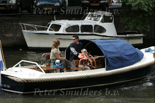 Amsterdam 1 augustus 2004
Martijn Krabbe met Amanda (zwanger) en Bikkel op sloep varen  in de grachten van Amsterdam

Sloep