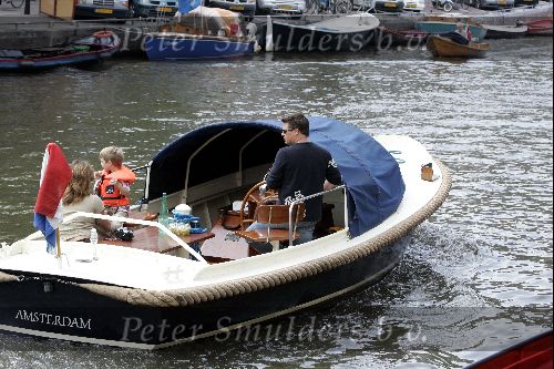 Amsterdam 1 augustus 2004
Martijn Krabbe met Amanda (zwanger) en Bikkel op sloep varen  in de grachten van Amsterdam

Sloep