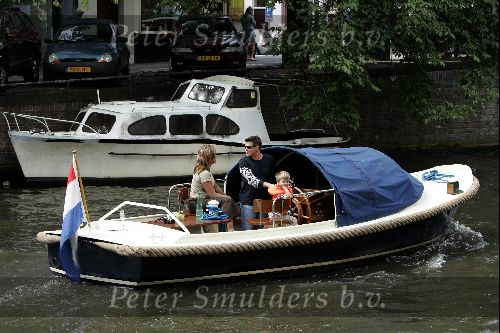 Amsterdam 1 augustus 2004
Martijn Krabbe met Amanda (zwanger) en Bikkel op sloep varen  in de grachten van Amsterdam