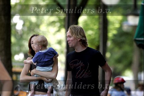 Amsterdam 3 augustus 2004
Martin Buitenhuis met baby en vriendin  op Cornelis Schuytstraat