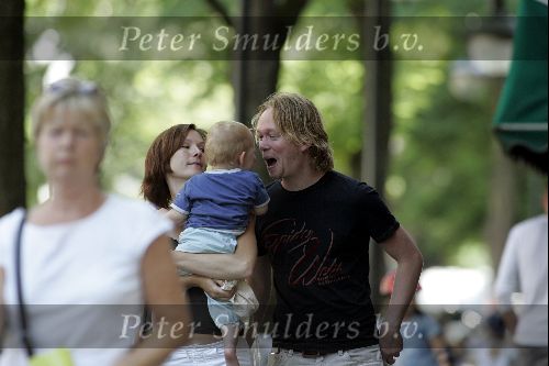 Amsterdam 3 augustus 2004
Martin Buitenhuis met baby en vriendin  op Cornelis Schuytstraat