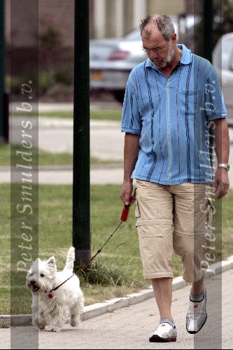 Houten 7 augustus 2004
Nico Zwinkels met hond wandelen.