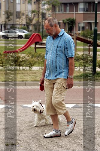 Amsterdam 6augustus 2004
Nico Zwinkels wandelend met zijn hondje