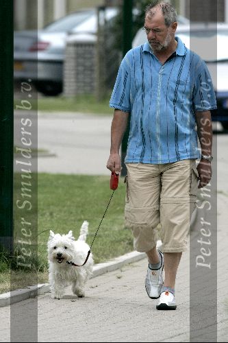 Houten 7 augustus 2004
Nico Zwinkels met hond wandelen.