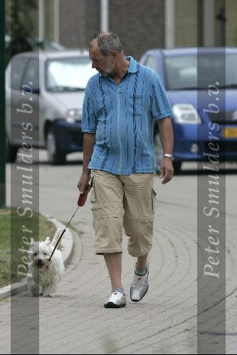 Houten 7 augustus 2004
Nico Zwinkels met hond wandelen.