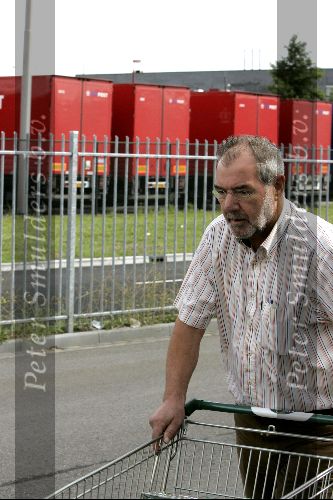 Hoofddorp 28 augustus 2004
Nico Zwinkels boodschappen doen in Mercedes