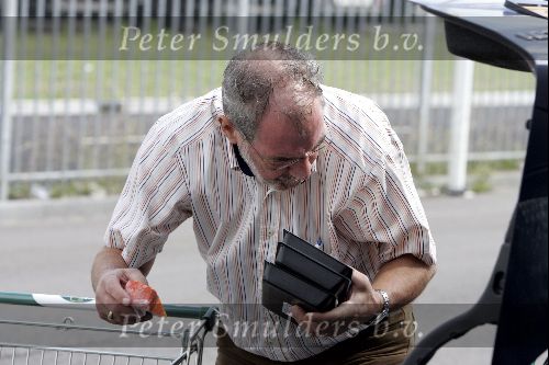 Hoofddorp 28 augustus 2004
Nico Zwinkels boodschappen doen in Mercedes