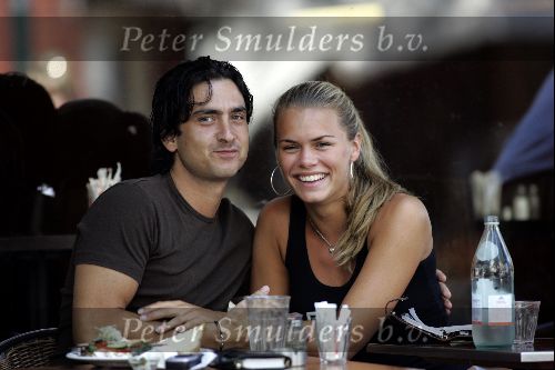 Amsterdam 3 augustus 2004
Nicolette v Dam met vriend kussend op Cornelis Schuytstraat