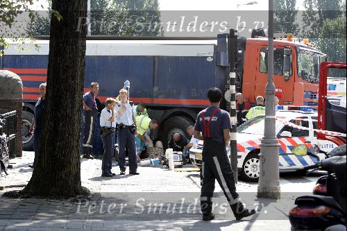 Amsterdam 3 augustus 2004
Vrouw onder vrachtwagen op hobbemakade. 
Ongeluk