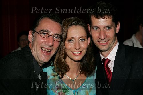 Den Haag 30 augustus 2004
Premiere Passion in schouwburg Den Haag.
Pia Douwes  met broers 
Peter Smulders bv