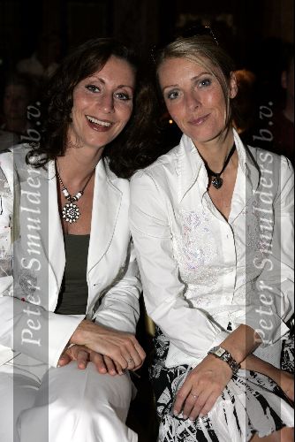Amsterdam 3 augustus 2004
Modeshow Erny v Reijmersdal in  het tropenmuseum.
Pia Douwes en Joke de Kruyf