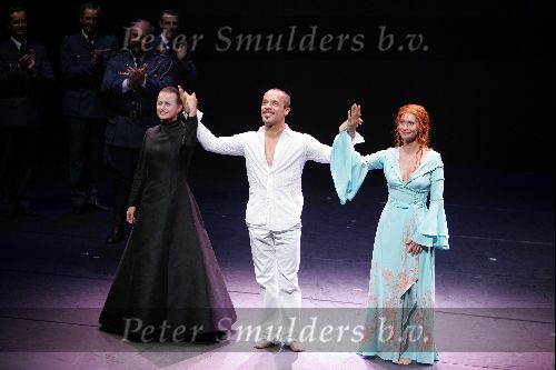 Den Haag 30 augustus 2004
Premiere Passion in schouwburg Den Haag.
Stanley Burlesson   Vera Mann en Pia Douwes
