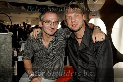 Bloemendaal 30 augustus 2004
Feestje radio Veronica in strandtent Vroeger.
Rob Stenders en Jeroen v Inkel.